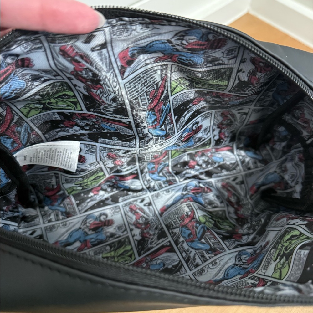 NWT Marvel Toiletry Bag - Picture 8 of 8